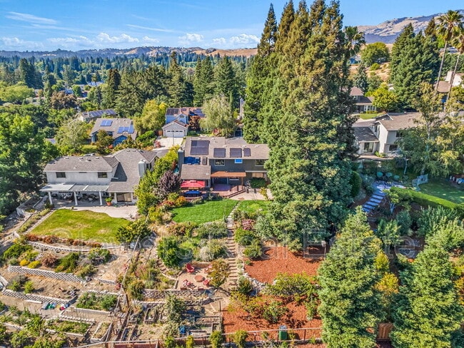 Building Photo - 325 Paraiso Dr