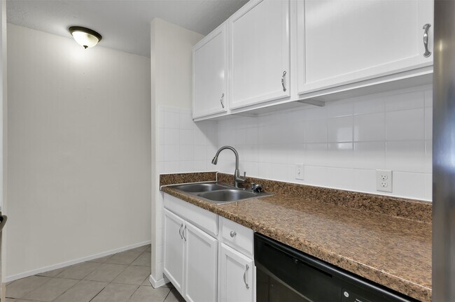 Building Photo - 1018 Surrey Ct