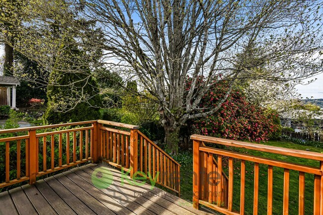 Building Photo - Modern Seattle Living with Deck, Yard, and Beautiful Views