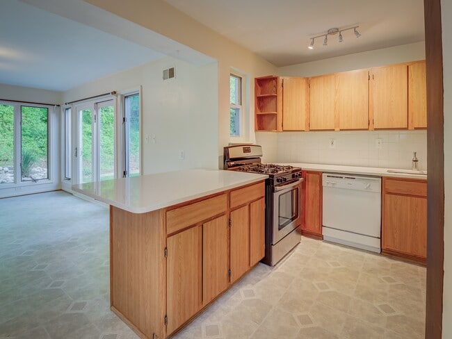 Building Photo - 9011 Lindale Dr