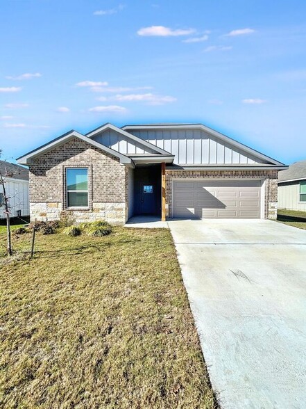 Primary Photo - 866 Freedom Cir