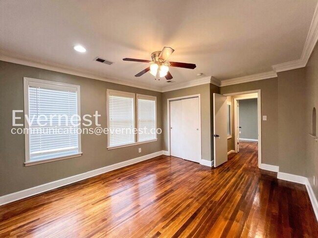 Building Photo - 5 Bed/4 Bath Home with Fenced Yard / Available Now!
