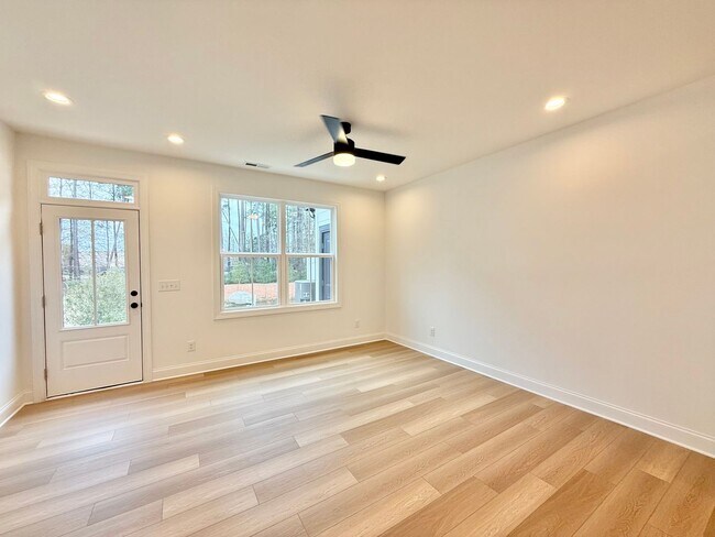 Building Photo - **OFFERING 1/2 OFF FIRST MONTH'S RENT** Newly Built 4BD, 3.5BA End-Unit Raleigh Townhome in a Gre...