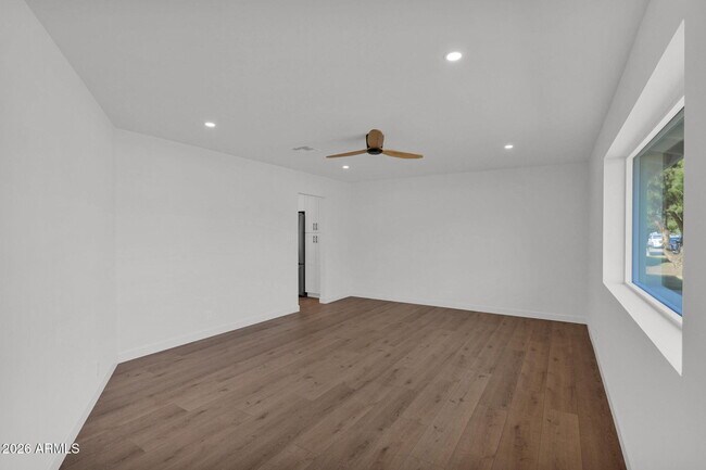 Building Photo - 501 W Seldon Ln