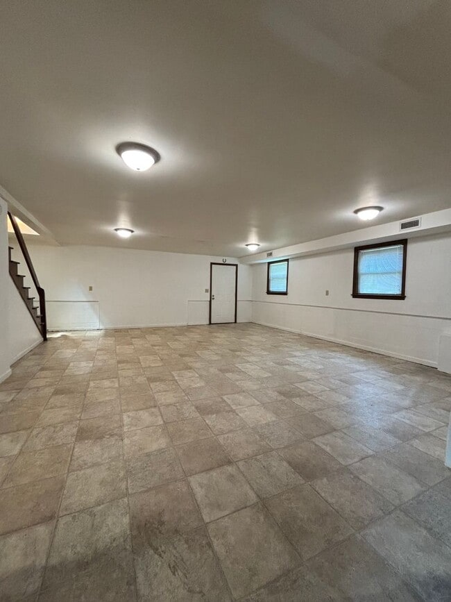 Building Photo - 104 Fairway Dr