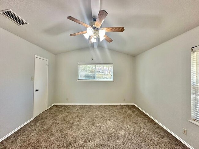 Building Photo - Beautiful 4 Bedroom 2 Bathroom home in Tyler!