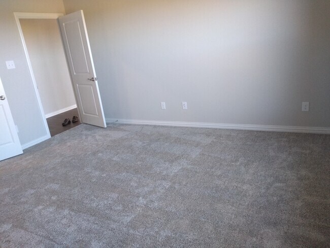 Building Photo - 215 Fieldstone Dr