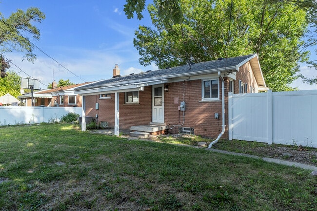 Building Photo - 31611 Lonnie Blvd