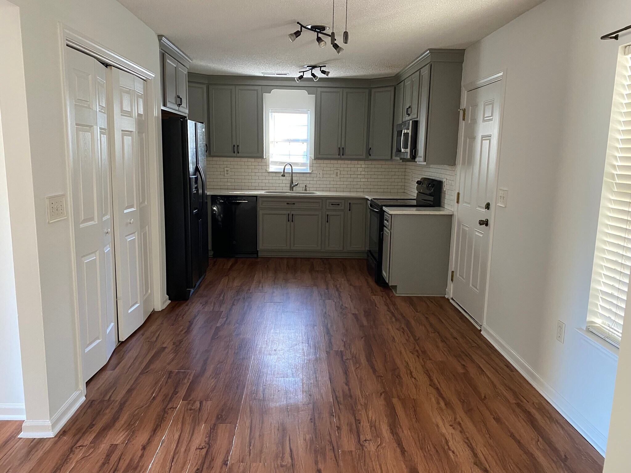 Building Photo - 5101 Thornton Dr