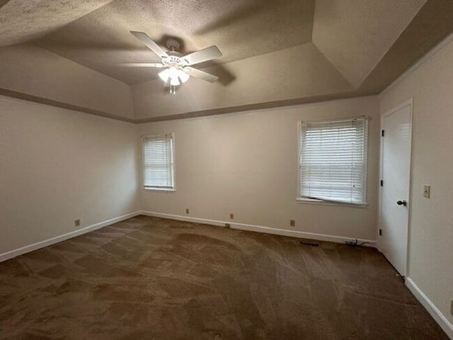 Building Photo - Spacious Townhouse in Woodlawn Area
