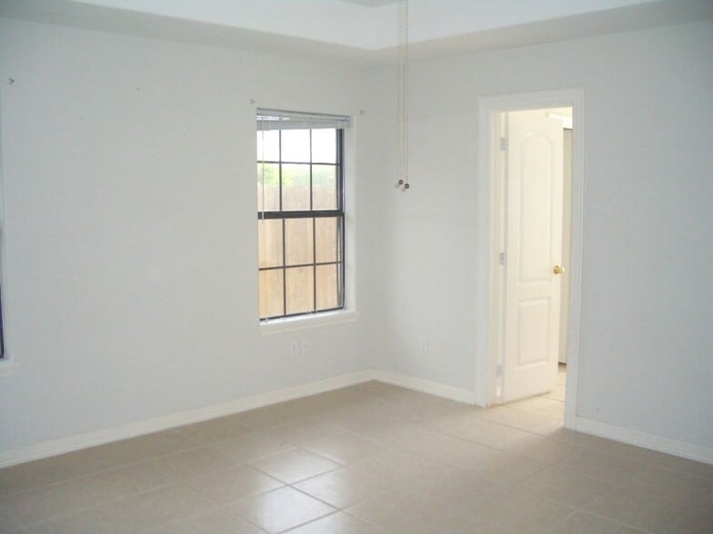 Building Photo - 1518 N Lookout Dr