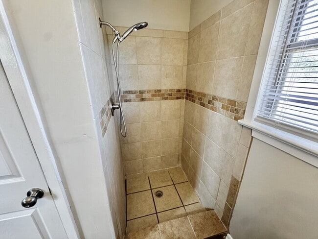 Building Photo - 954 E Holmes Rd