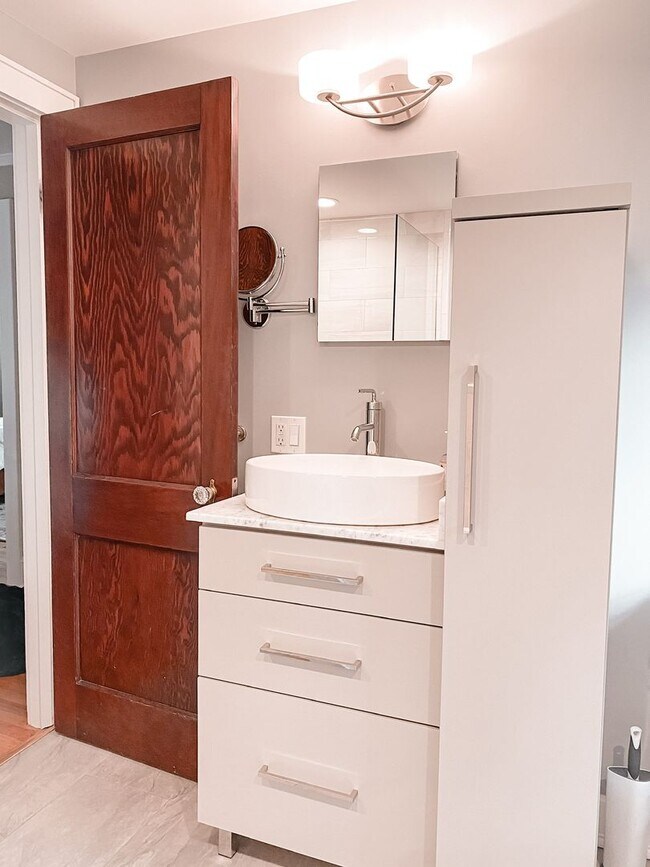 Building Photo - NEWLY REDUCED PRICE - Short-Term Single Fa...