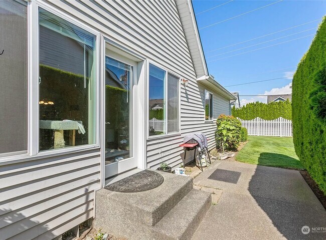 Building Photo - 2296 James Cir