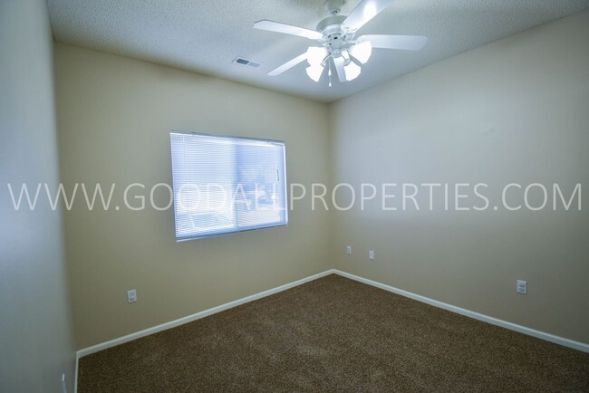 Building Photo - Short Term Lease Available ! 2 Bedroom 2 B...