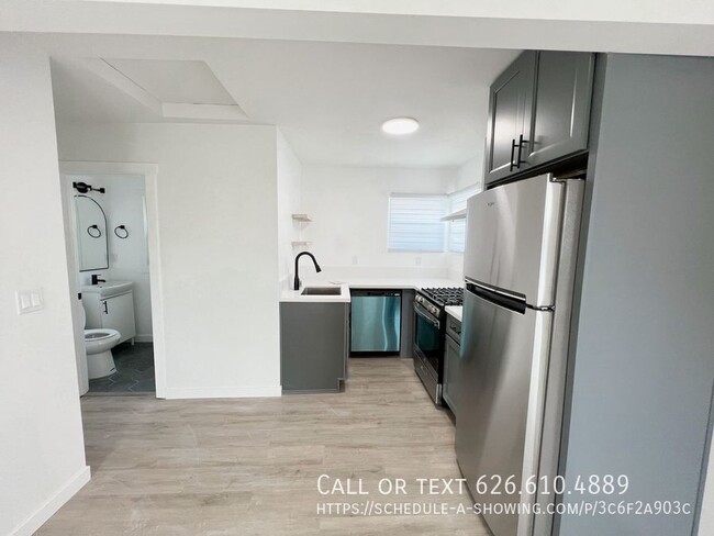 Building Photo - Bright Downtown Pasadena One Bedroom