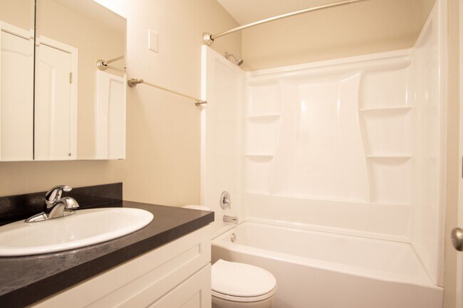 Building Photo - Inner East Side Updated 1Bdr w/Dishwasher & Off-Street Parking!