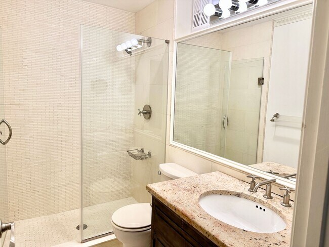 Building Photo - Sutton Place - 3 beds 2.5 baths!  Parking!...