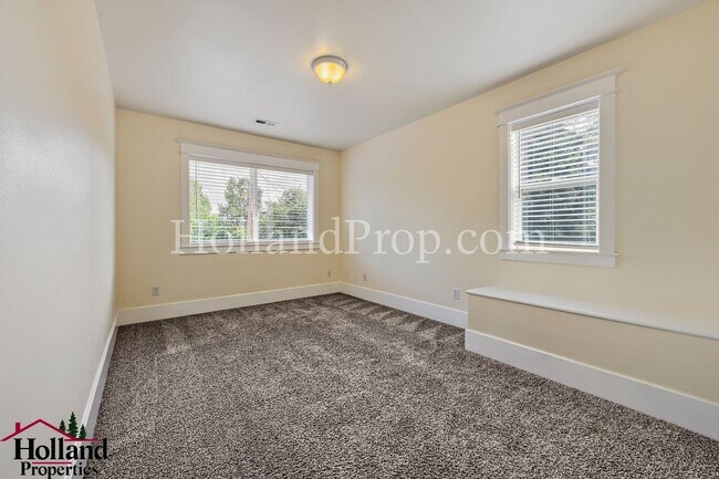 Building Photo - Great, Spacious & Inviting Home in the Heart of Milwaukie! Move-in Special DISCOUNT of $200!!!