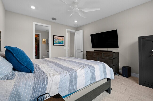 Building Photo - 10454 SW Captiva Dr