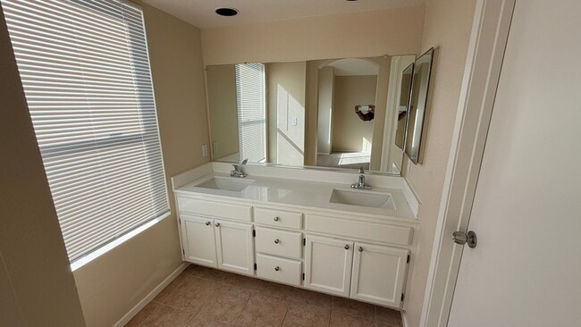 Building Photo - Oakley beautiful 3 bedroom 2 bath w/vaulted ceilings & much more