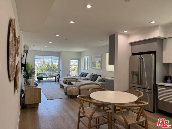 Building Photo - 9842 Vidor Dr