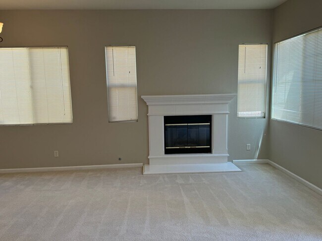 Building Photo - Possible 4th Bedroom