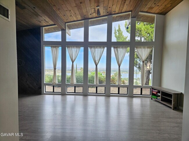 Building Photo - 145 Lakeview Dr