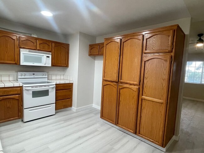 Building Photo - READY NOW! 3+2