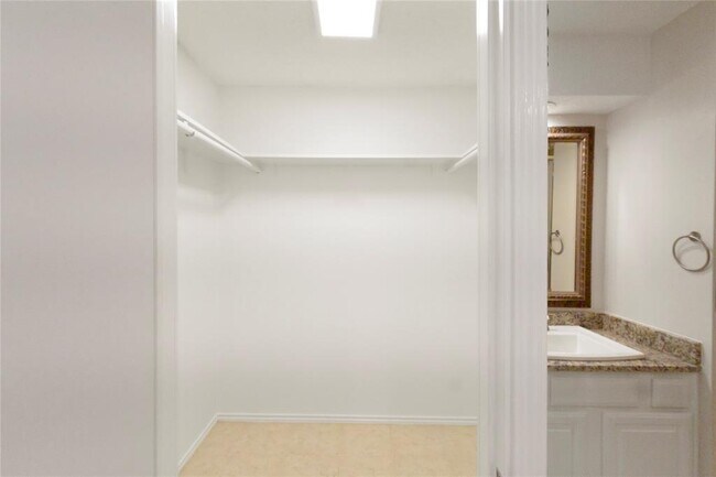 Building Photo - 921 Marine Dr