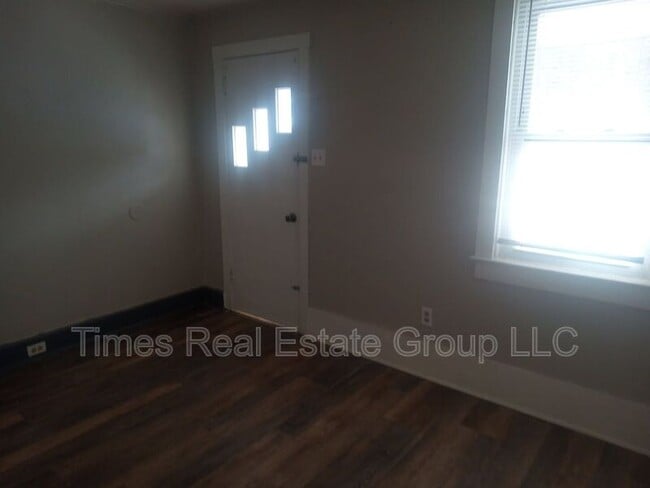 Building Photo - 206 W Railroad St