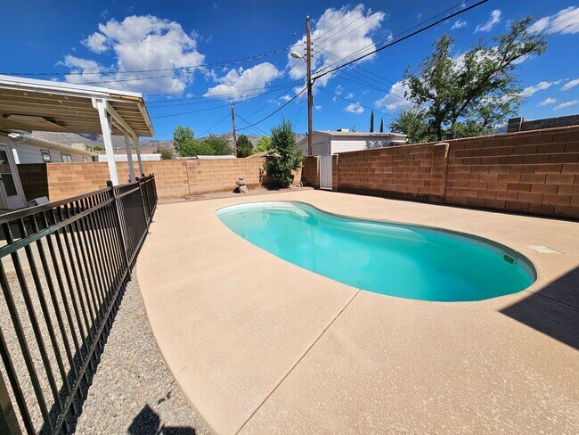 Building Photo - Beautifully maintained 3 bdrm/2 bath with ...