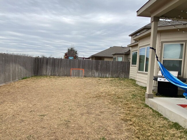 Building Photo - 4 Bedroom 3 Bathroom located in Remuda Ran...