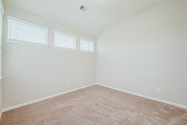 Building Photo - 25719 Oakwood Knoll Dr