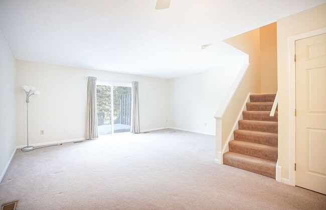 Building Photo - 10 Oak Ridge Dr