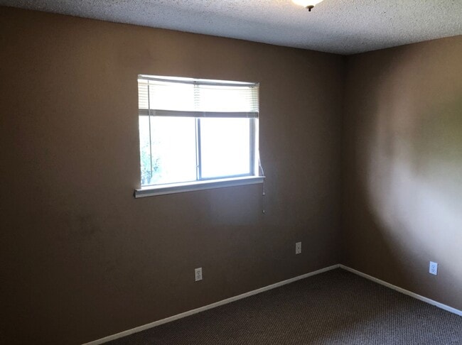 Building Photo - AVAILABLE NOW!