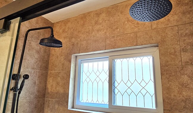 Building Photo - Gorgeous Remodeled 2 Bedrooms, 1 Bath Hous...