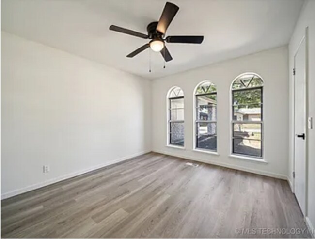 Building Photo - Charming 3-Bedroom Home with Spacious Yard in Prime Tulsa Location