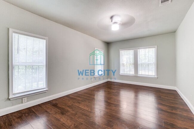 Building Photo - 2926 Carpenter Ave