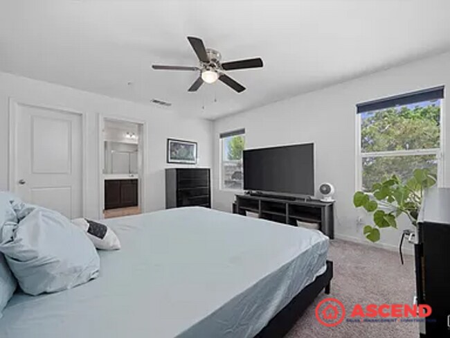 Building Photo - Stunning 4 Bedroom in Southwest Bakersfield!