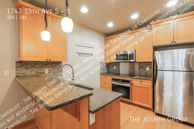 Building Photo - 1743 13th Ave S