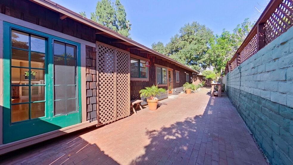 Building Photo - 1915 Las Lunas St