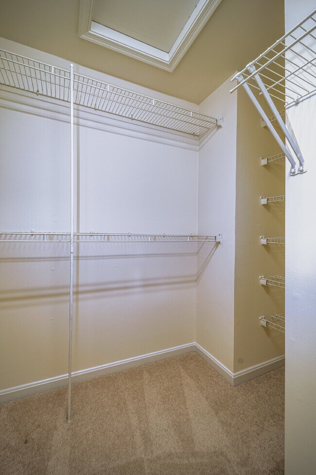 Building Photo - 2-level condo, conveniently located