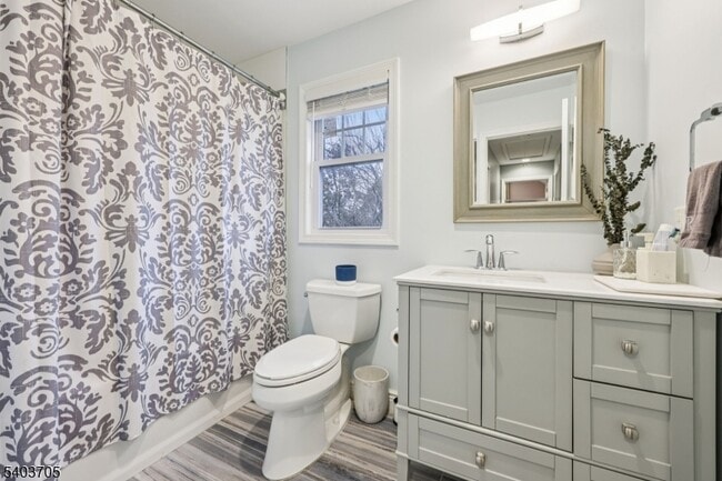 Building Photo - 3-11 Lyons Ave