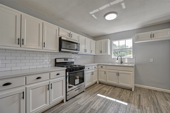 Building Photo - 8623 Valley Forest Dr