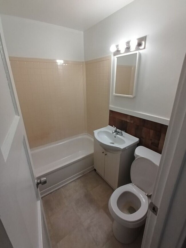 Building Photo - 2263 Delton Ct