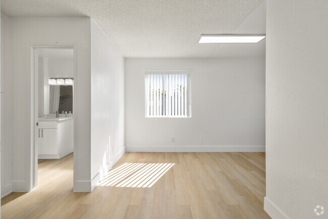 1BR, 1BA - 560SF - Dining Room - Terre at 1037 Peach