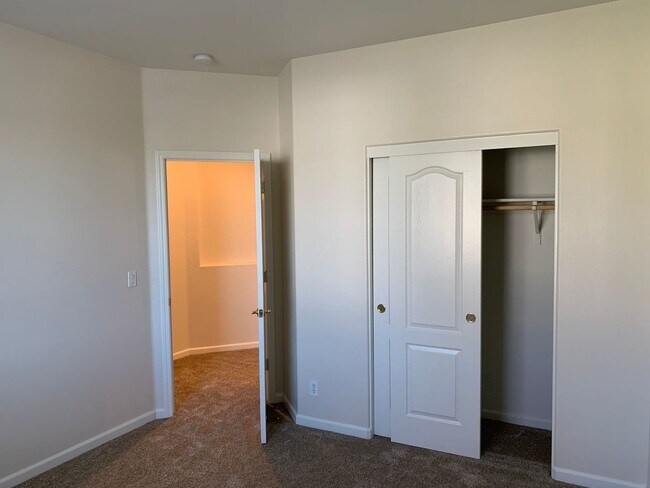 Building Photo - Coming up FOR SALE! Like New Super clean 3/2 West Fresno single story in Central Unified