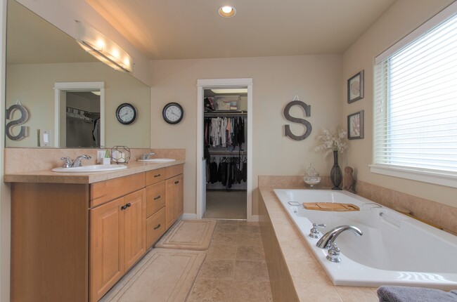 Building Photo - Large 3 bdrm / 2.5 bath with open floor pl...