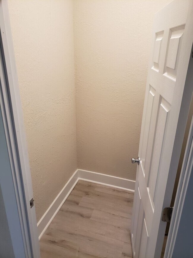 Building Photo - Spacious 2-Bedroom, 1-Bathroom Home AVAILABLE NOW!!